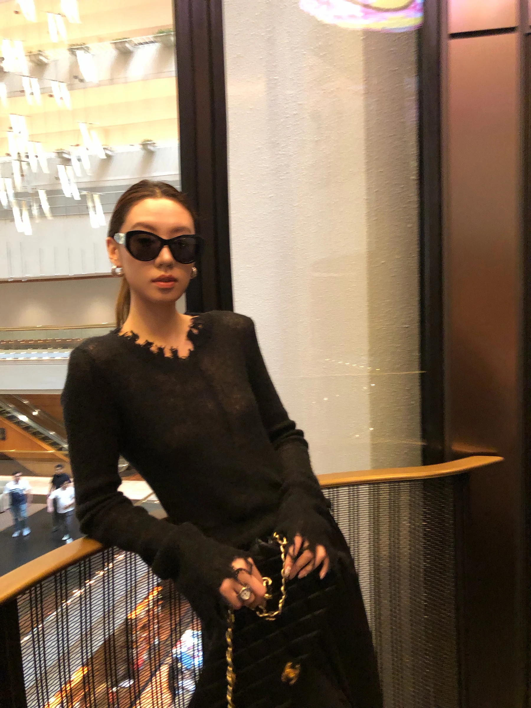 

Официальный вязаный свитер Gakee Bla V-Ne для женщин, новинка весенней коллекции, с асимметричным подолом, плотной вязки, с длинными рукавами, повседневный крой, полиэстер