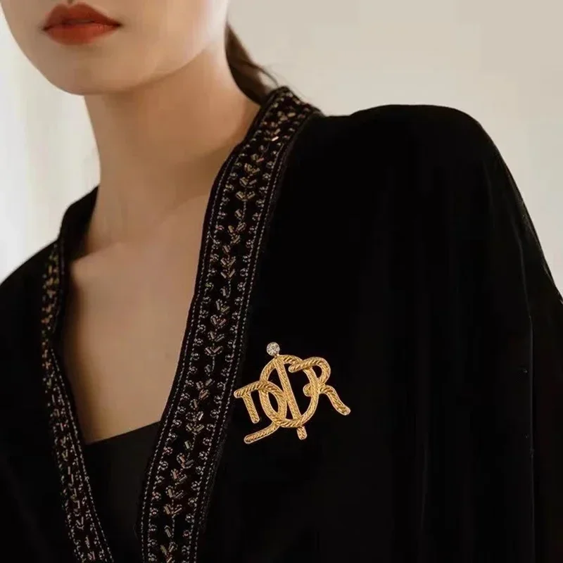 New Retro Twist Twisted Rope Letters Pearl Brooch Light Luxury Fashion Antique Style Suit Coat Corsage Pin