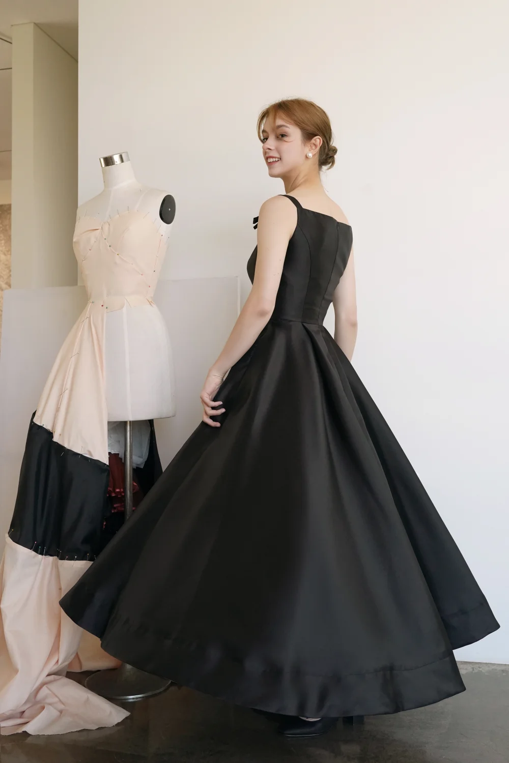 Modern Ball Gown Wedding Dresses Bow Decorated Spahetti Straps Zipper Back Black Bridal Gown Simple Style Bride Dress TT560