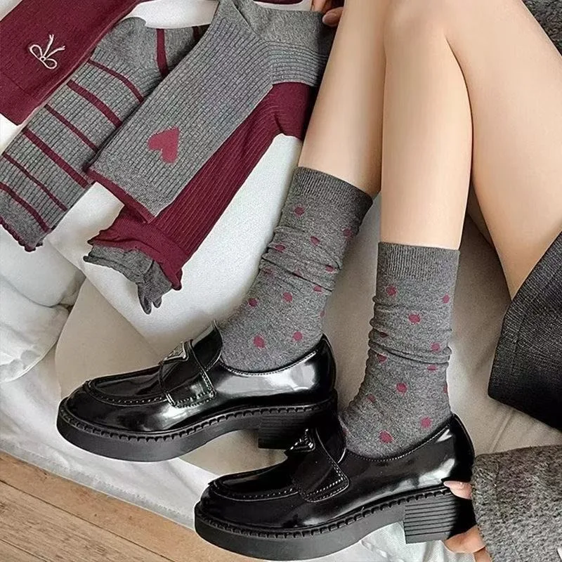 5 Paar rote, modische Freizeit-Damen-Socken mit mittlerer Röhre, rote Socken, Herbst- und Winterschleife, neue gestapelte, vielseitige Damenstrümpfe