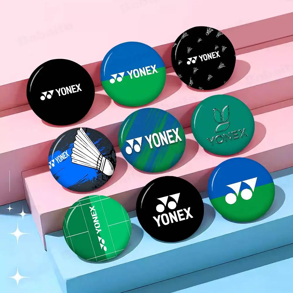Alfileres de botón redondos Y-Yonex de bádminton a la moda, broches creativos con eslogan, decoración de ropa para mochila, regalos de joyería de dibujos animados a la moda