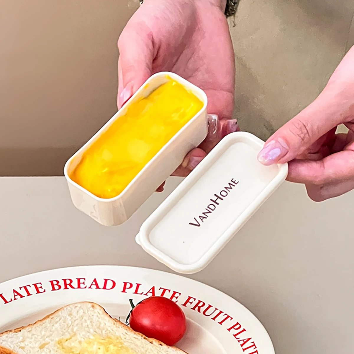 

WORTHBUY 2/4Pcs Plastic Sauce Box With Lid Portable Mini Sealed Seasoning Dish Reusable Dipping Sauce Dish Condiment Container