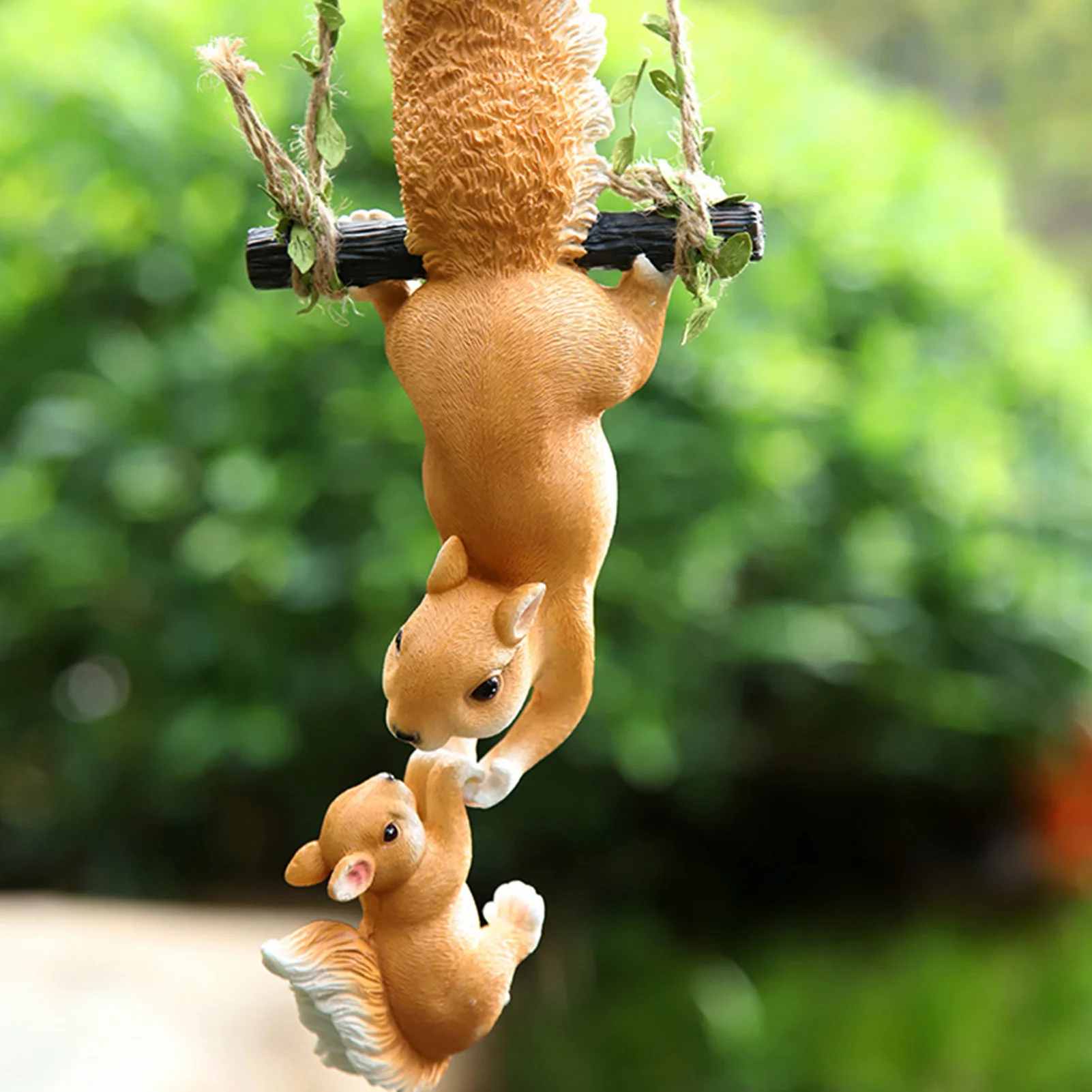 Garden Squirrel Statues Hanging Baby Parent Squirrel Ornament Resin Squirrel Figurine Indoor Outdoor Garden Animal Statues