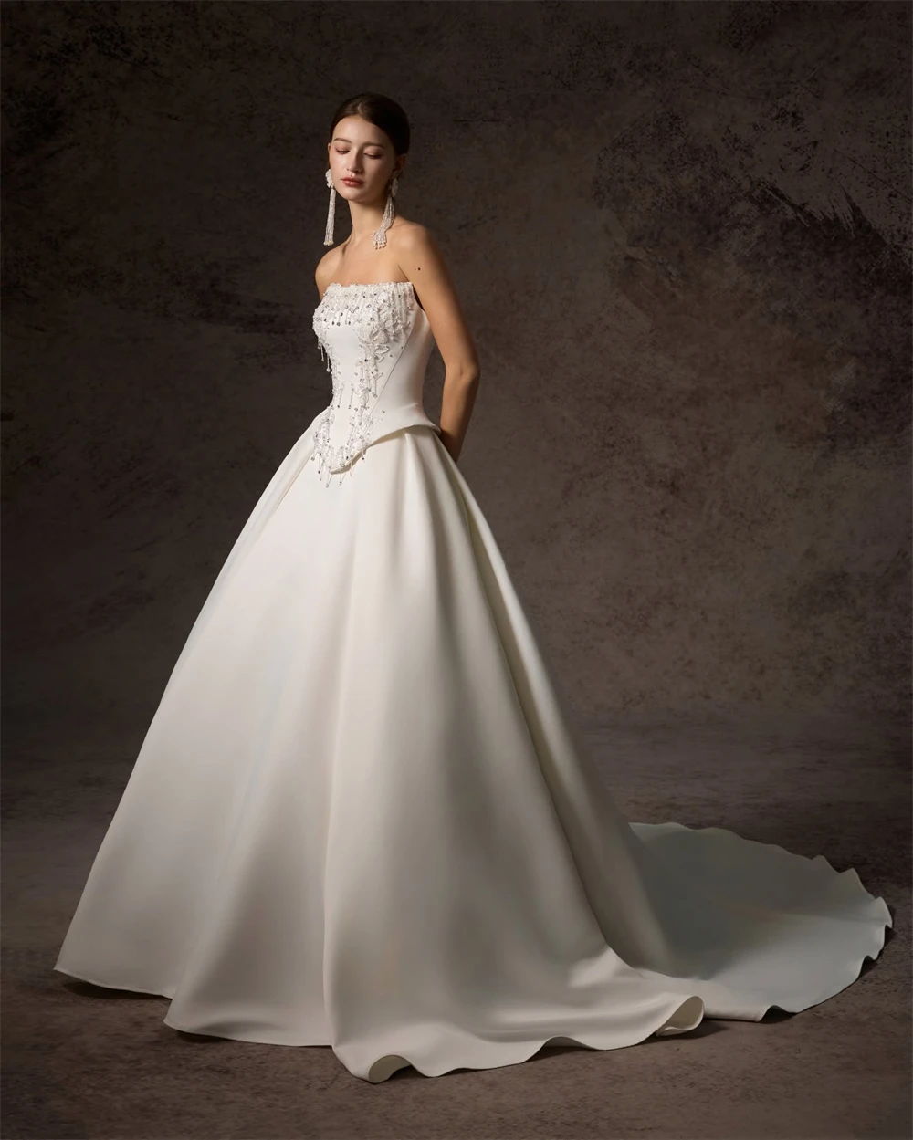 

Customized Elegant White Satin Wedding Dress Formal Strapless Sleeveless Bridal Gowns Boho A-Line Court Train Vestido De Novia