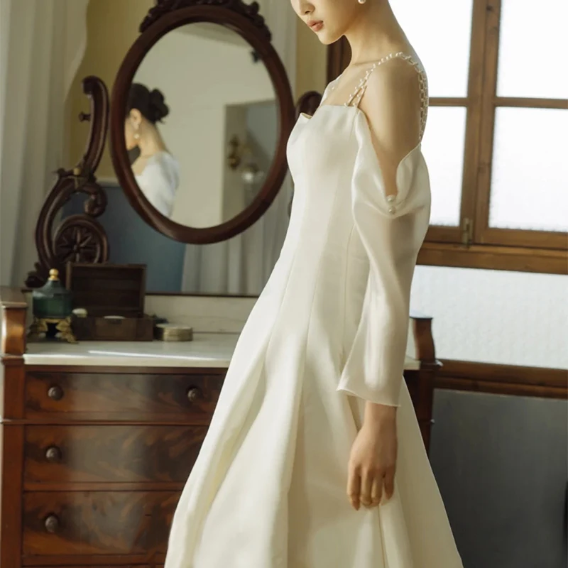 2022 Elegante Franse Soft Satin Wedding Dress A-lijn Floor Lengte Lange Mouw Vierkante Kraag Backless ウエディングドレス Gown Bridal Eenvoudige