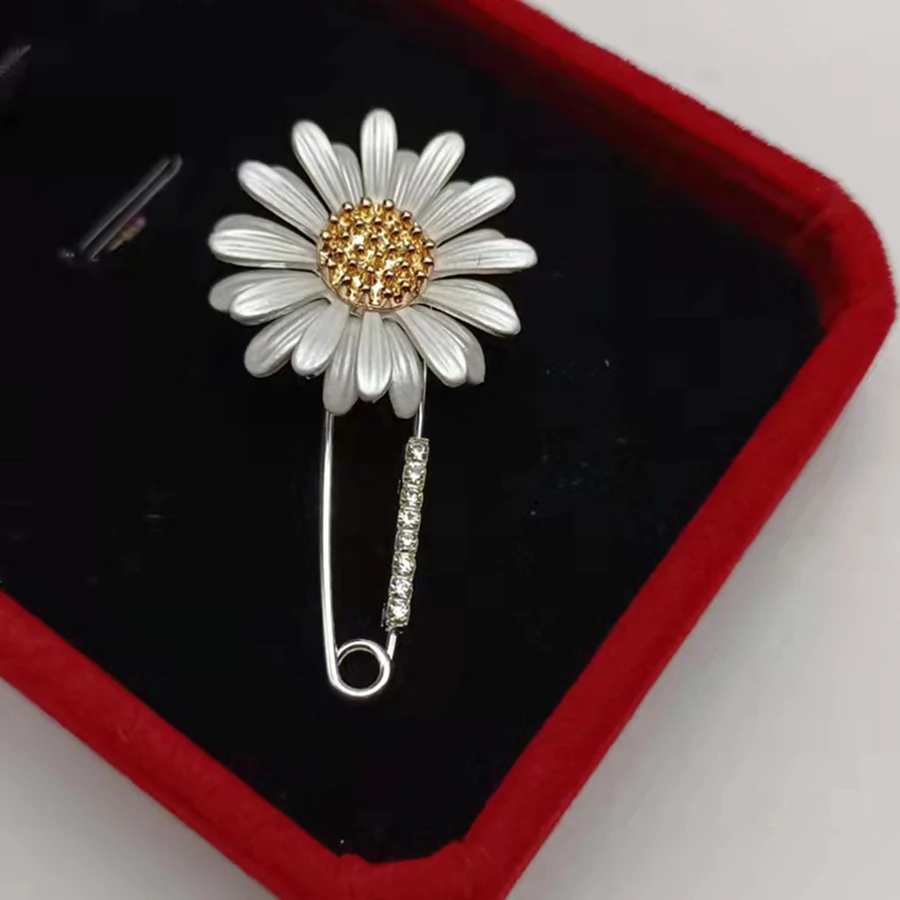 Elegant Exquisite Enamel Daisy Buckles Brooch For Women Men Classic Fashion Flower Crystal Badges Pin Lapel Pines view 2