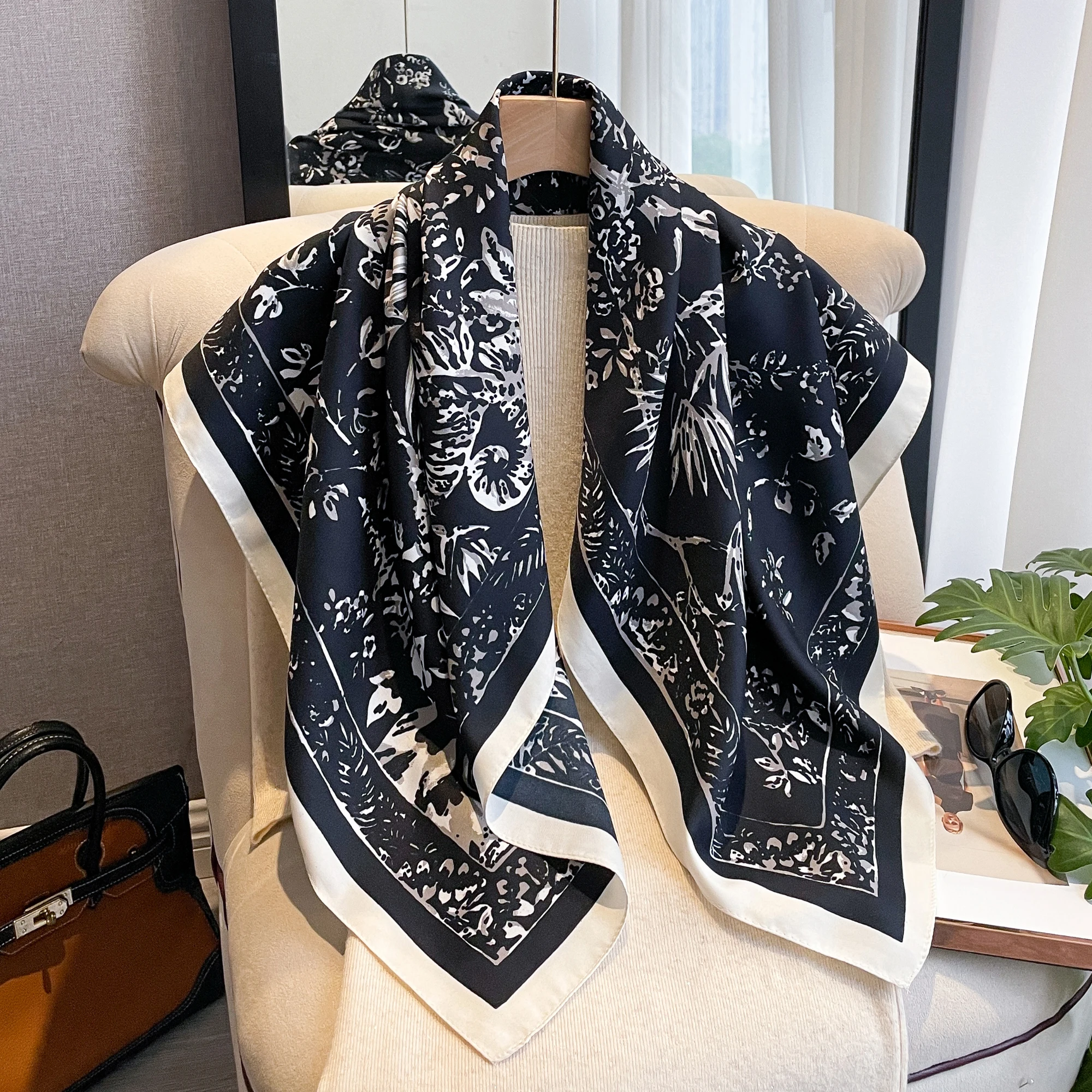 90*90CM Kerchief Four Seasons Luxury Square Silk Scarves Europe And America Fashion Bandannas New Twill Print Sunscreen Shawls