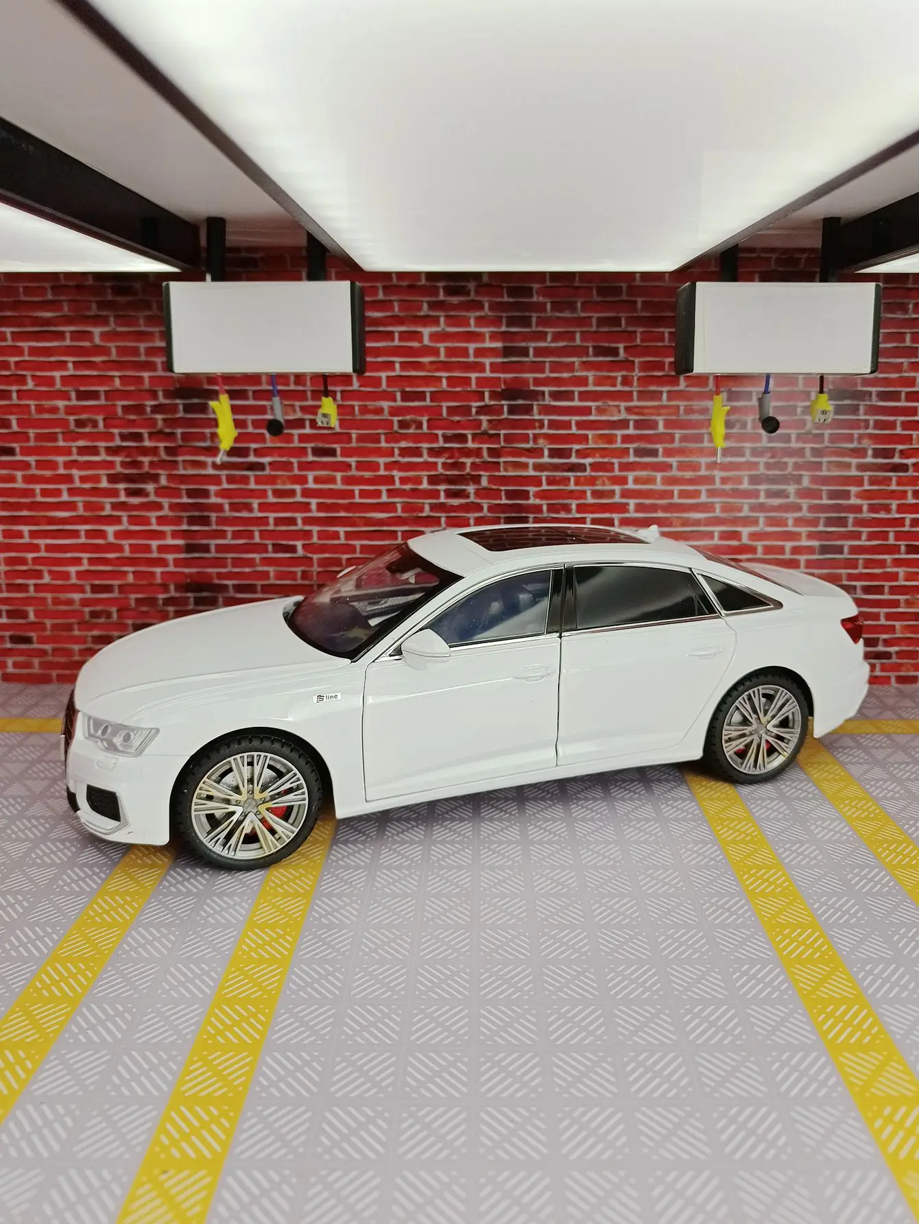

1:18 A6L alloy car model ornament collection, sound and light, door opening, shock absorber toy car, boy's gift