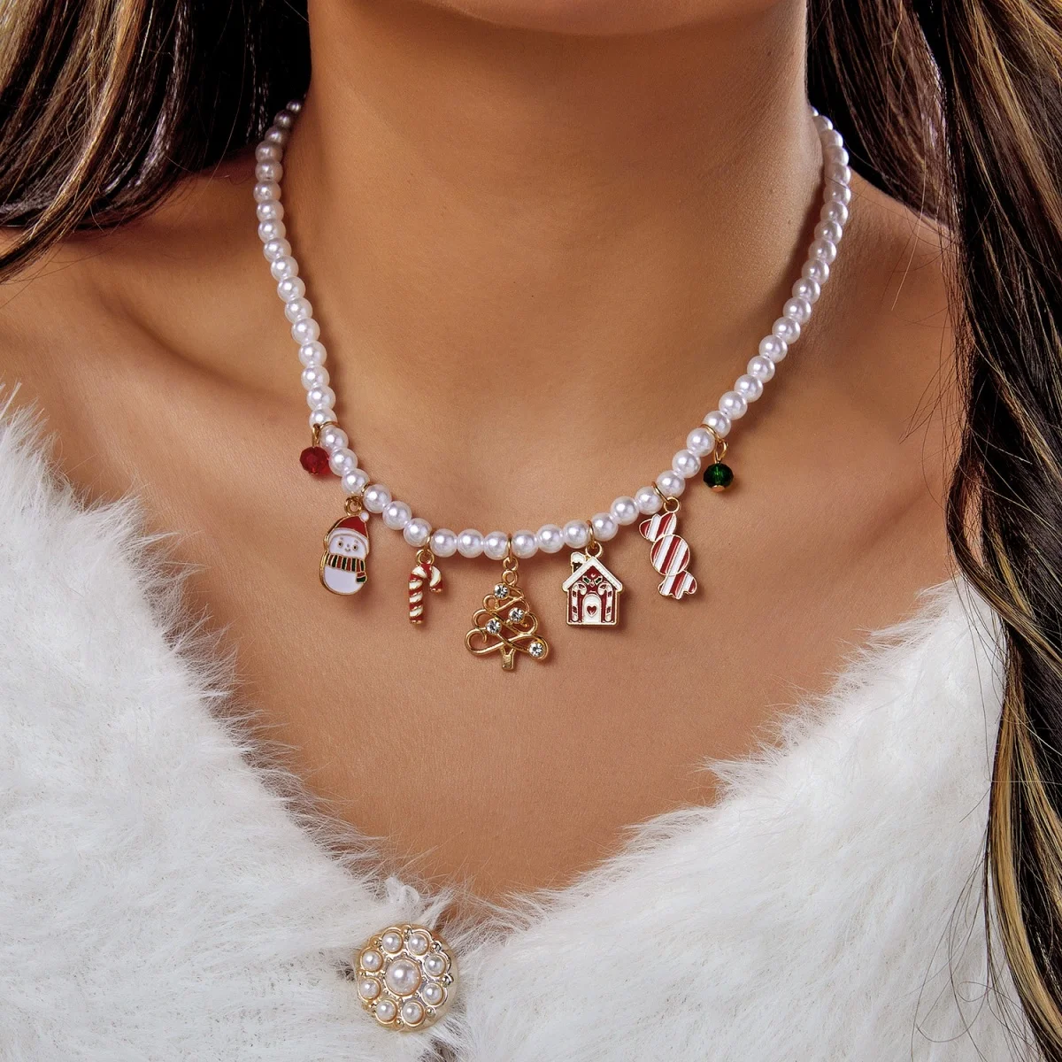 Weihnachts-Charm-Halskette mit Imitationsperlen für Damen, Emaille-Anhänger mit Lebkuchenmann, Schneemann und Rentier, verstellbarer Feiertagsschmuck, Geschenk – Detail 11