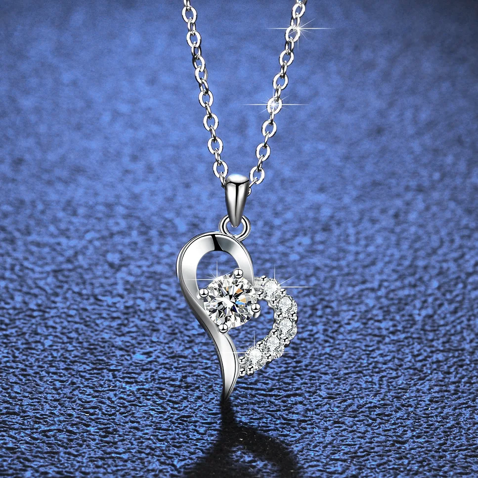 

18K Gold Inlaid Pendant Moissanite Necklace for Women, Fashionable Heart-shaped Platinum PT950 Diamond Collarbone Chain