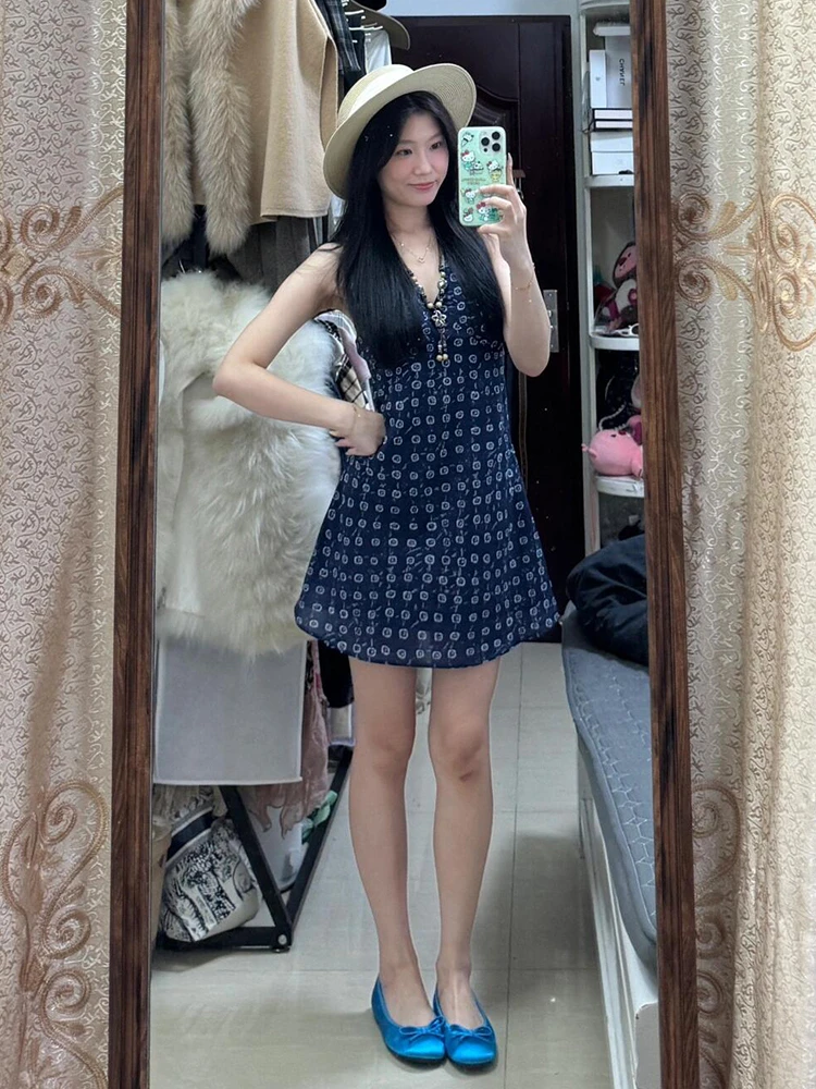 กระโปรงลายดอกไม้หวานๆ คอวี ดีไซน์ใหม่สำหรับผู้หญิง ฤดูร้อน 2025 ทรงเอ เอวสูง ผ้าโพลีเอสเตอร์