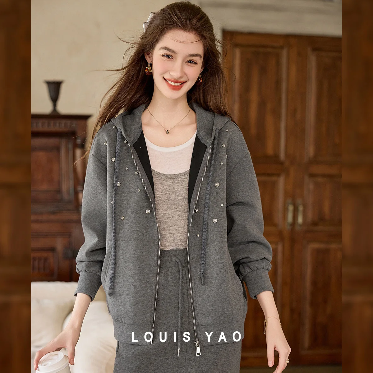 LOUIS YAO مقنعين سترة مشغولة من الصوف 2025 الخريف قمة أنيقة وأنيقة فضفاضة تناسب مسمار حبة الديكور سترة نسائية
