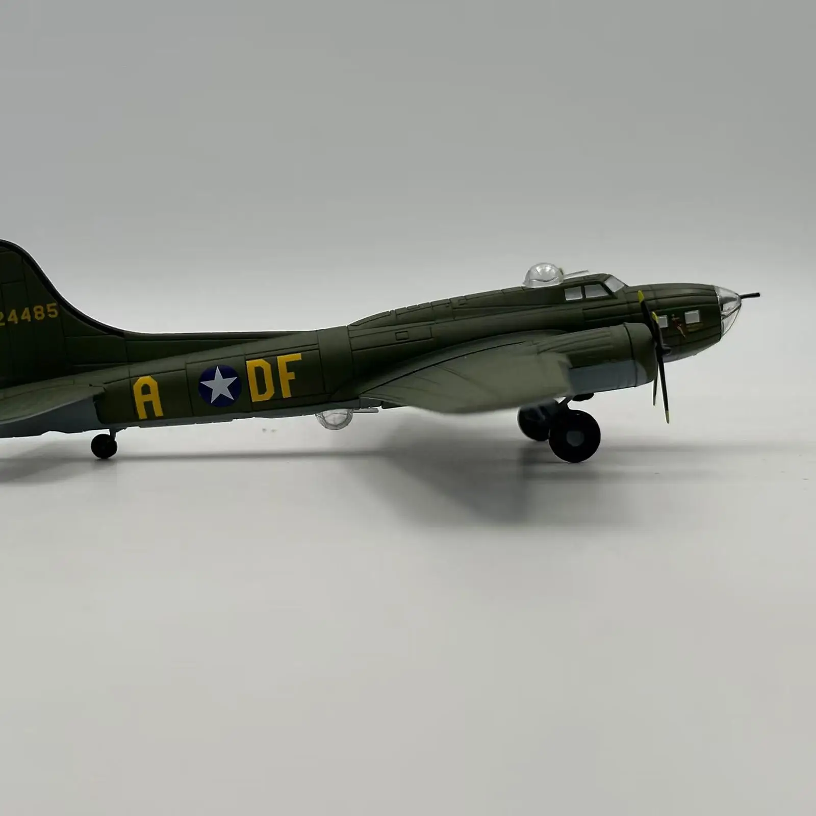 

Simulation 1/144 B17 Aircraft Model Miniature Toys for Cafe Home TV Cabinet