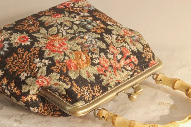 Lost in Vinatge Thread Fabric Pearl Embroidered Bag Bamboo Handle Petitpoint Clutch Antique Kiss Lock Bag Crossbody Metal Frame