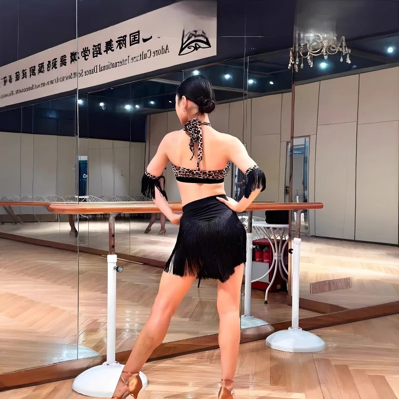 Costume de danse latine personnalisé pour femmes, tenue d'entraînement, imprimé léopard, haut à licou noir, jupe à franges, vêtements de compétition, robe pour femmes