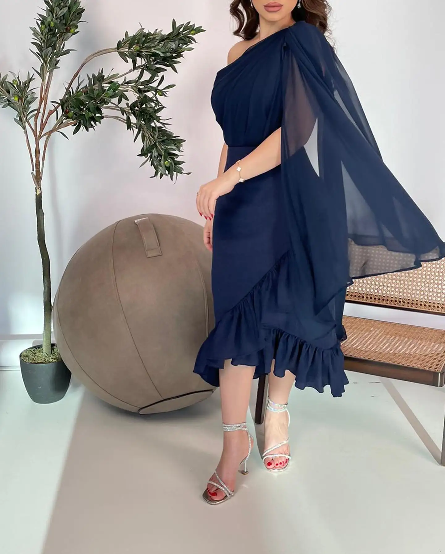 فستان سهرة مخصص رائع من الشيفون بكتف واحد بدون أكمام فساتين حفلات بسيطة غير متناظرة بطول الشاي فساتين المشاهير