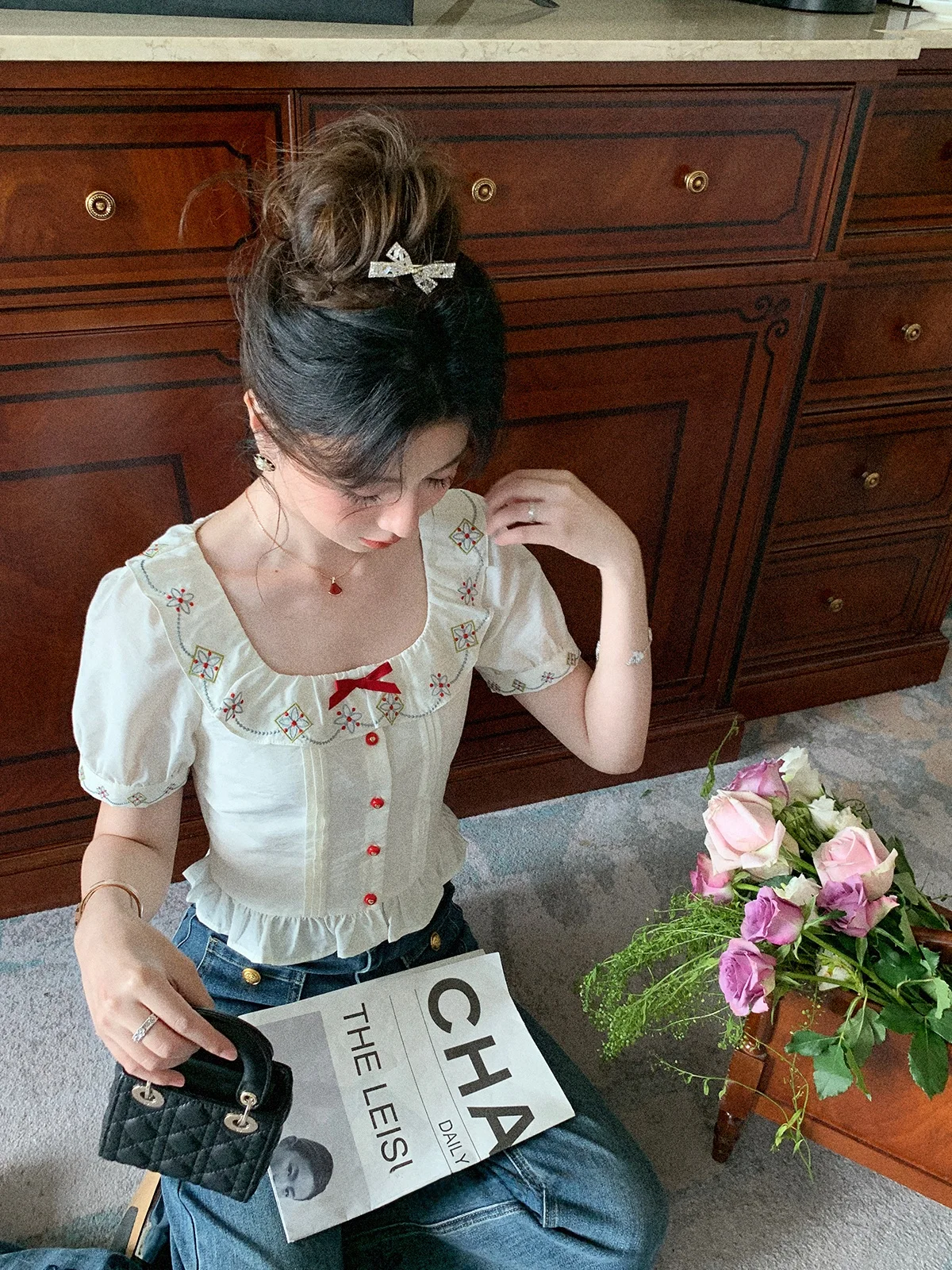 

Элегантная женская рубашка с вышивкой, облегающий летний топ с квадратным воротником, блузка во французском стиле с короткими рукавами, подчеркивающая талию