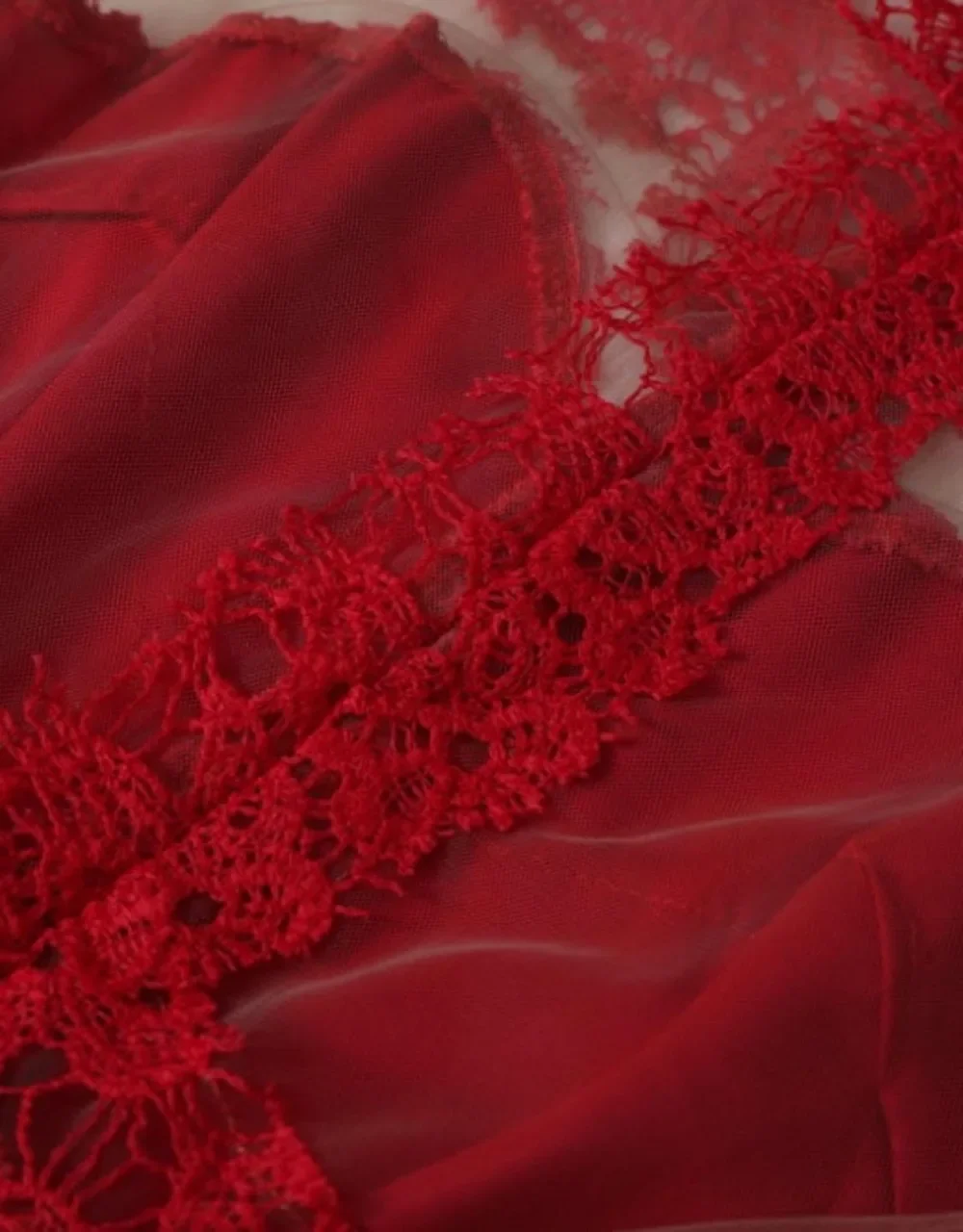 فستان قصير برقبة عالية وأكمام طويلة مزين بالدانتيل على شكل حرف A فساتين فيستدوس