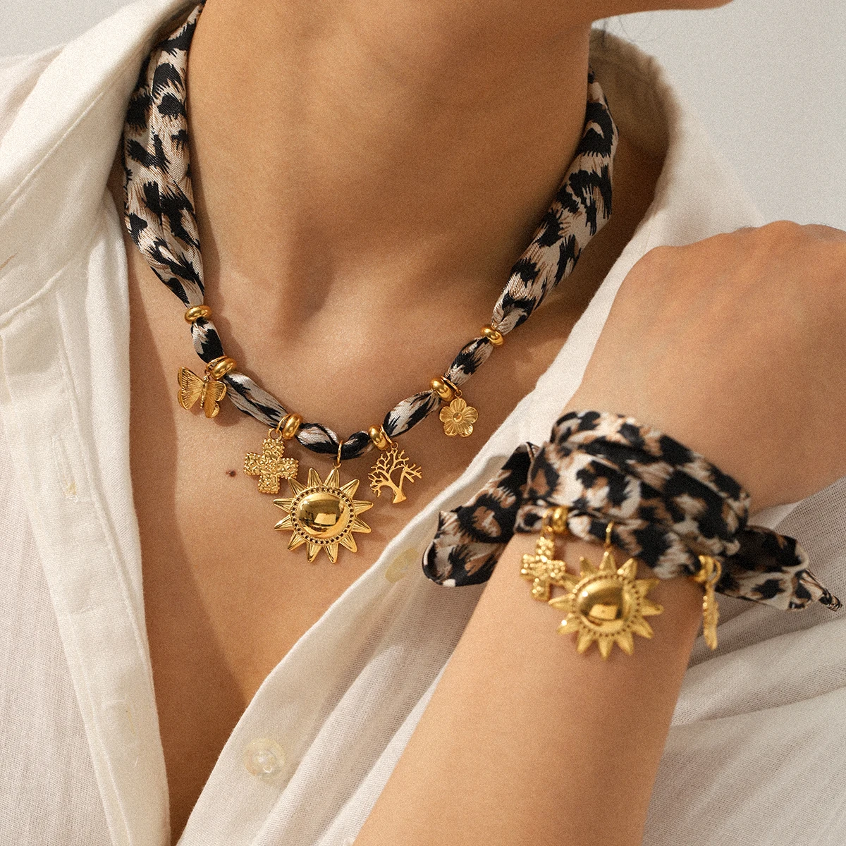 

Satin Retro Leopard Print Sun Scarf Pendant Bracelet Fashionable Stainless Steel Necklace Bracelet Set Jewelry Accessories