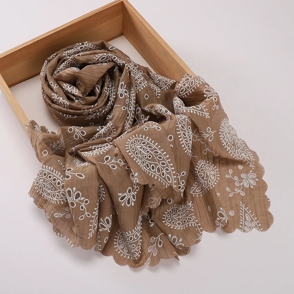 Eleganter weißer Hijab mit Paisley-Stickerei und Crinkle-Optik, Schal mit Muschelkanten-Spitze, weicher muslimischer Kopftuch, islamischer Alltagsschal – Detail 2