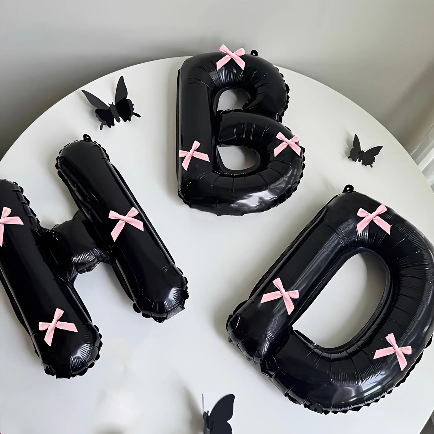 1 Set schwarze 'HBD'-Buchstaben-Folienballons mit rosa Schleife für Geburtstagsfeiern, Partydekoration und Foto-Requisiten – Detail 4