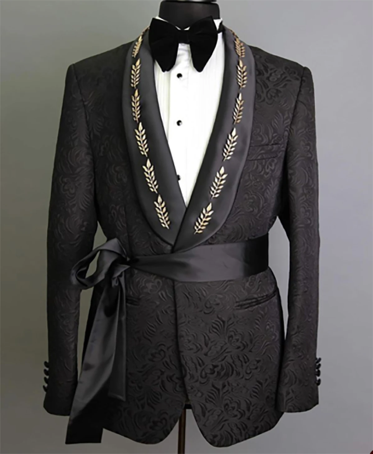 Unique Wedding Men Suits Tuxedos Leaves Applicants Jacquard Weave Shawl Lapel Satin Belt Pockets Customized 1 Piece Groom Blazer