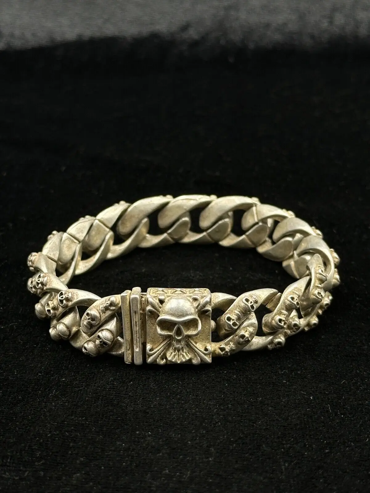 

China Old Tibetan Silver Exquisite Skull Bracelet Hip-hop Personality Trend Men's and Women's Fashion Gifts