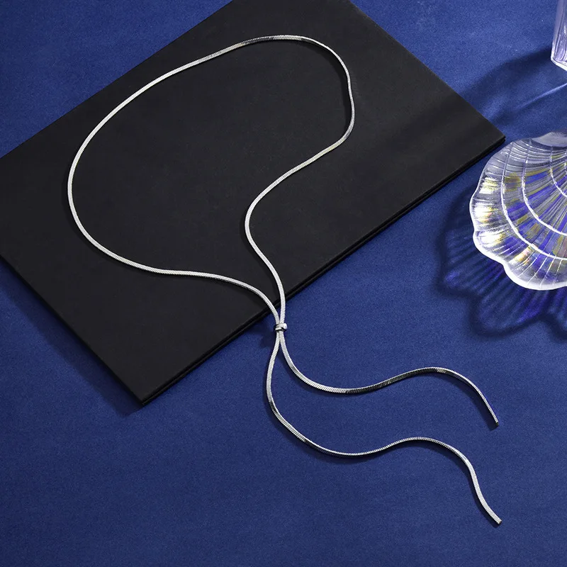 

A fashionable and distinctive women's knitted sweater necklace with a snake-shaped chain. Snake bone chains are very fashionable