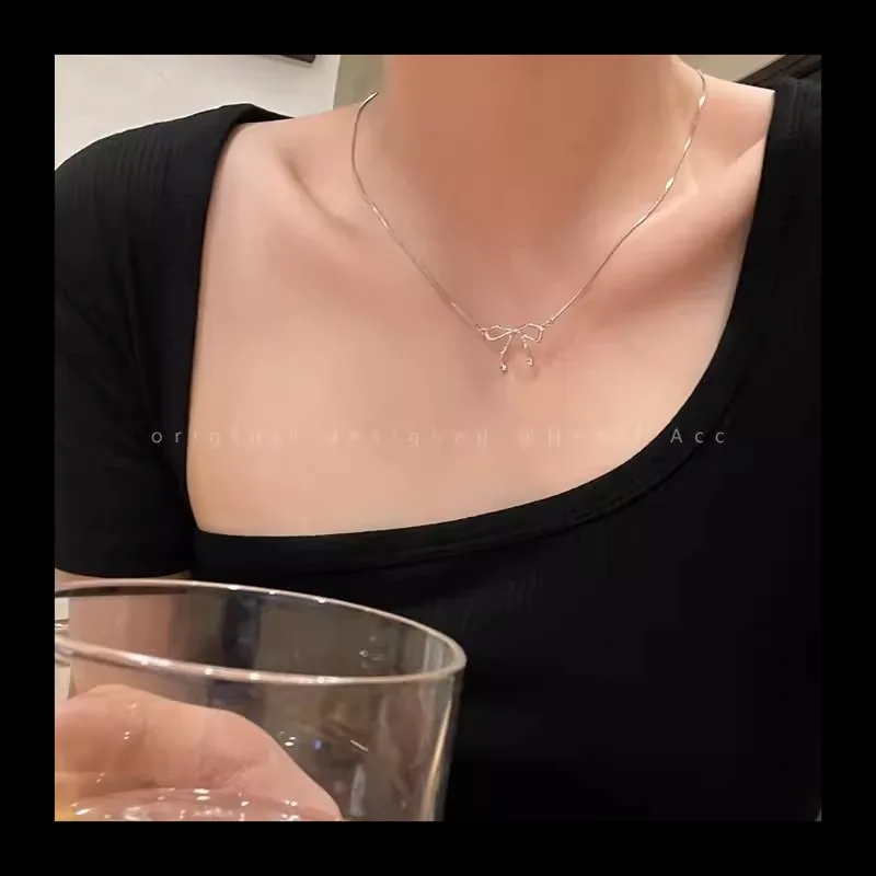 ضوء فاخر بسيط القوس قلادة قلادة الإناث المتخصصة تصميم الشعور المتقدمة الترقوة سلسلة 2024 سلسلة عنق شعبية جديدة