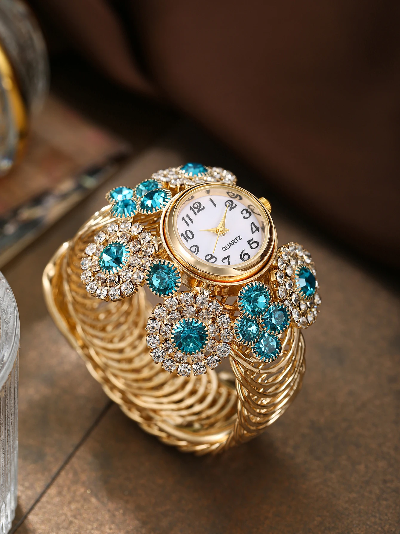 قطعة واحدة من ساعة السيدات الفاخرة الخفيفة والمتفجرة ذات الغلاف الجوي، وهي منتج أنيق يجب اقتناؤه للتجمعات وأماكن العمل