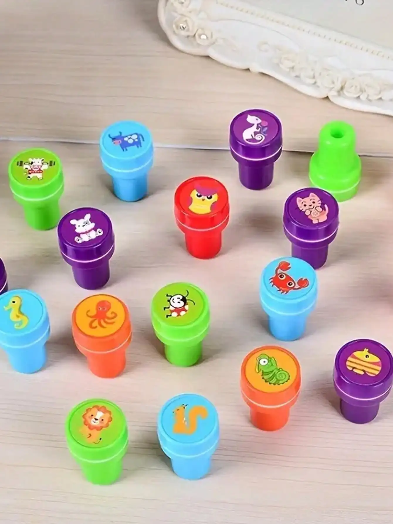 ชุดแสตมป์สัตว์หลากสีสันแบบสุ่ม 26 ชิ้น - เหมาะสำหรับครู งานปาร์ตี้ และงานฝีมือ DIY - วัสดุพลาสติก