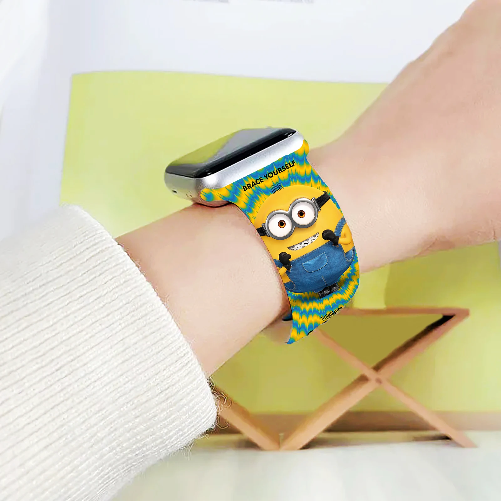 حزام طباعة سلسلة الذاكرة الكلاسيكية من Minions لساعة Apple 11/10/9/8/SE، سوار سيليكون بديل ناعم مقاوم للماء 45 مم/44 مم/42 مم