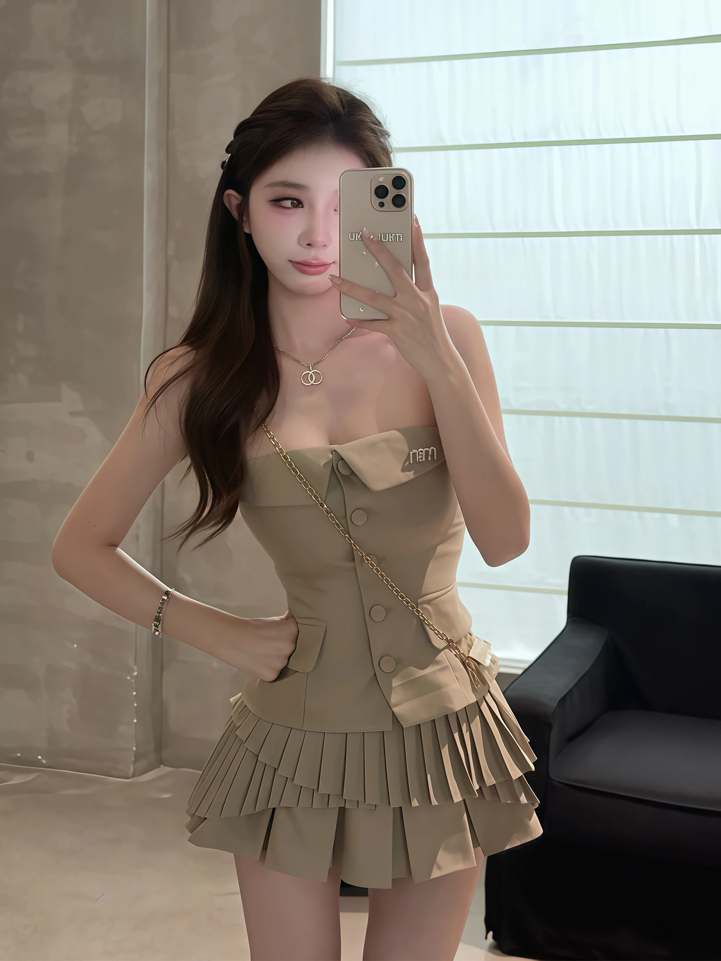 Conjunto Feminino Sensual e Ousado: Top Tomara que Caia com Ombro Descoberto e Saia, Design que Modela a Silhueta para o Iníc...