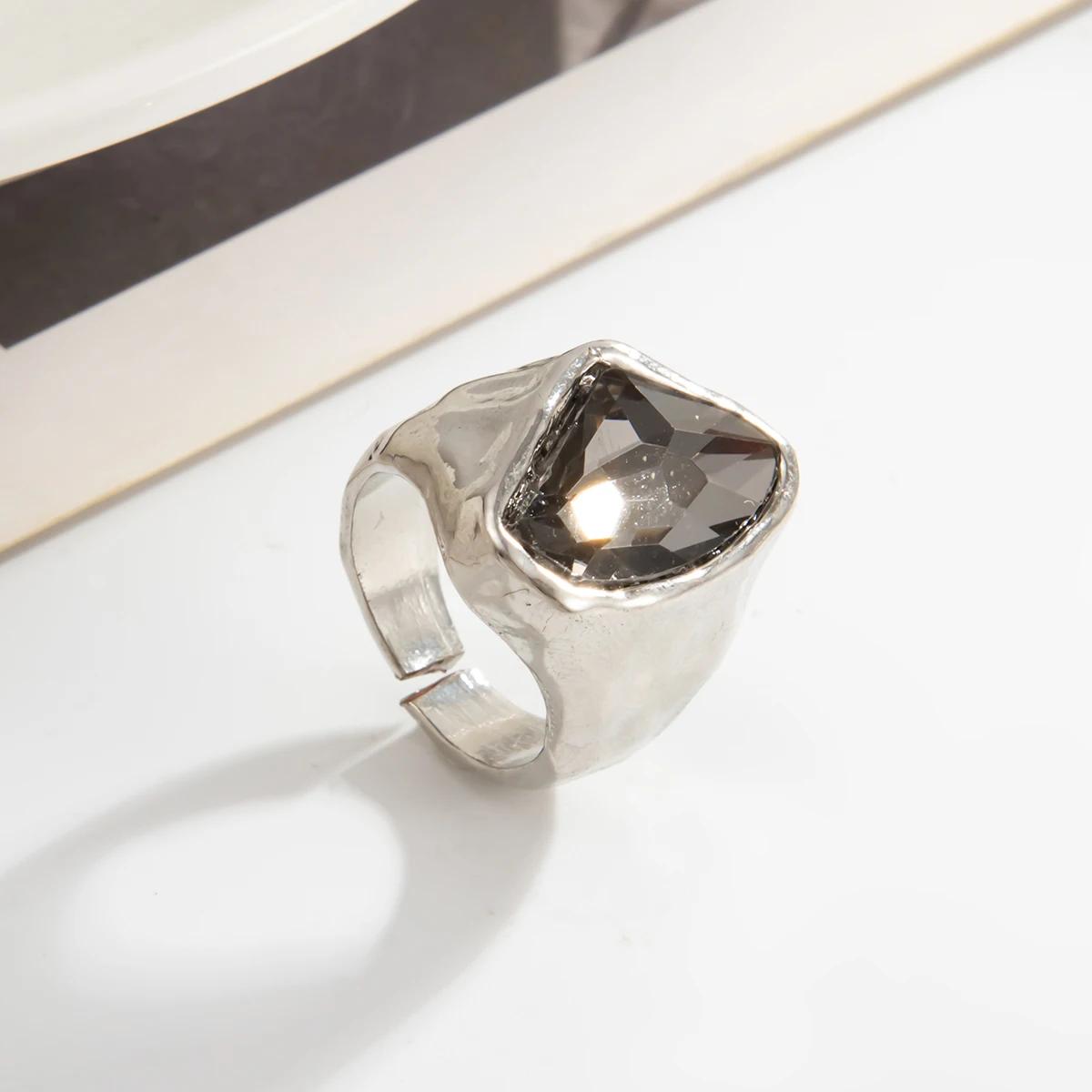 KunJoe Minimalistischer offener Ring aus Acryl mit Strasssteinen für Damen, koreanische Mode, Geometrie, verstellbarer Knöchelring, Party-Schmuck, Geschenk für Damen