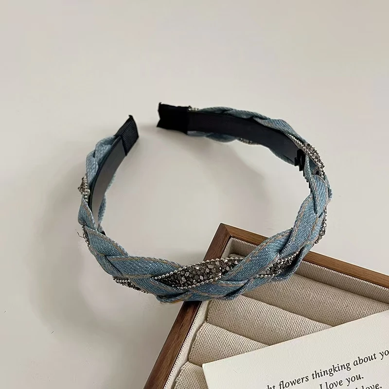 Neu eingetroffen: Elegantes Retro-Luxus-Haarband mit Strass und Zöpfen – Modisches, schlichtes Haarband aus Denim – Detail 7