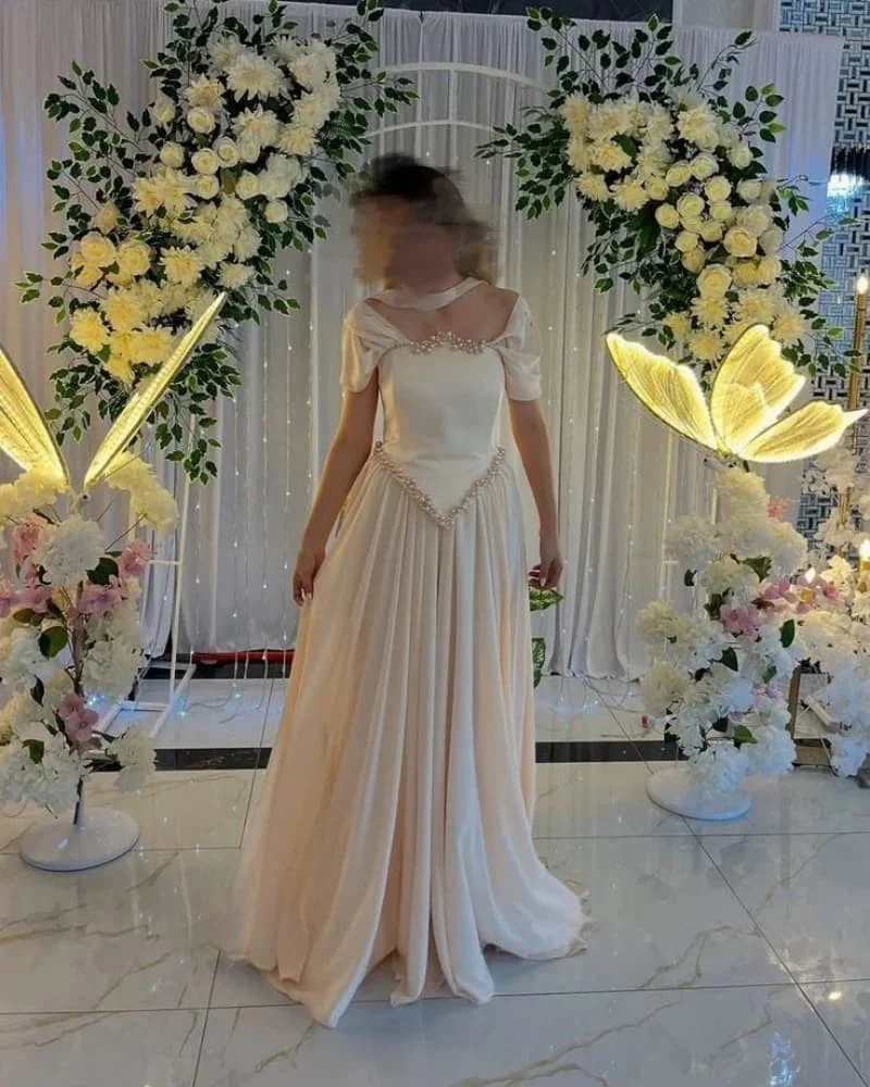 الشمبانيا الحديثة خارج على الكتف ألف خط فساتين حفلة موسيقية لؤلؤة فستان سهرة أنيق مخصص