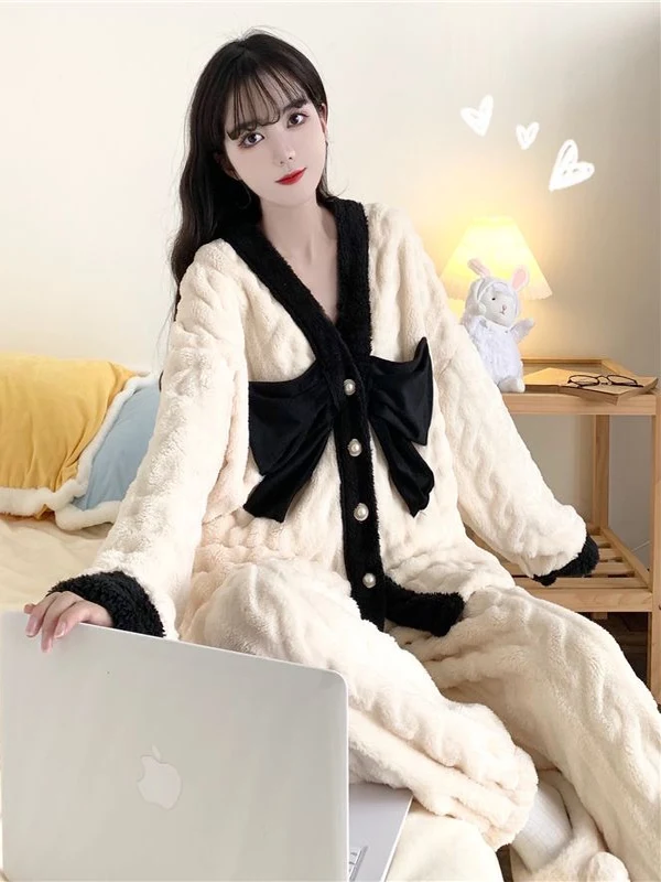 

Комплект домашней одежды больших размеров для женщин: утепленный флисовый костюм с V-образным вырезом, длинными рукавами и широкими брюками для осени и зимы.