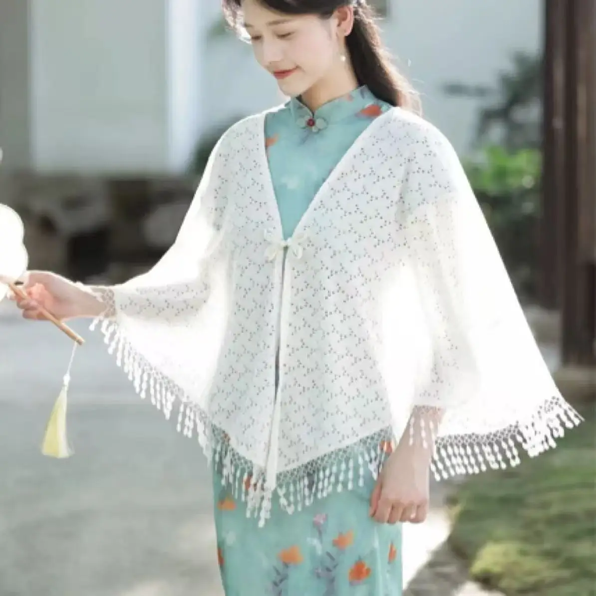 New Chinese Style Cheongsam Shawl Women's White Hollow Tassels Cloak Elegant Chipao Match Outer Wear Shawl Female