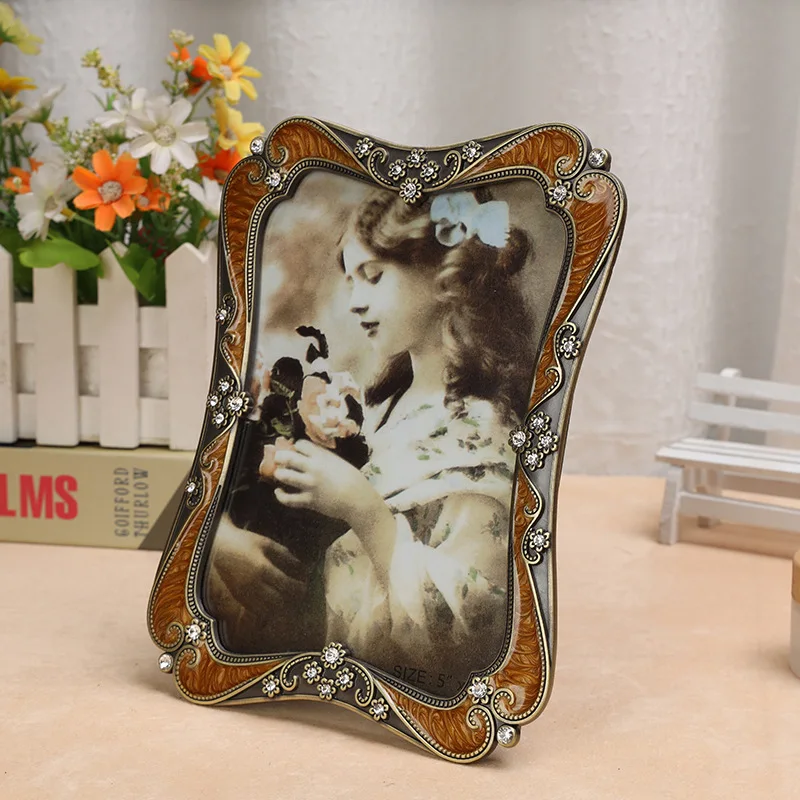 European Creative Nostalgia Metal With Diamond-inlaid  Picture Frame Tabletop Decoration