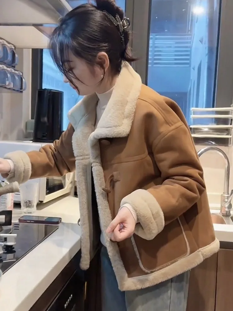 

European Made Thickened Lamb Wool Jacket For Women in Winter 2025, Small and Loose Short, With Integrated Fur and Leather