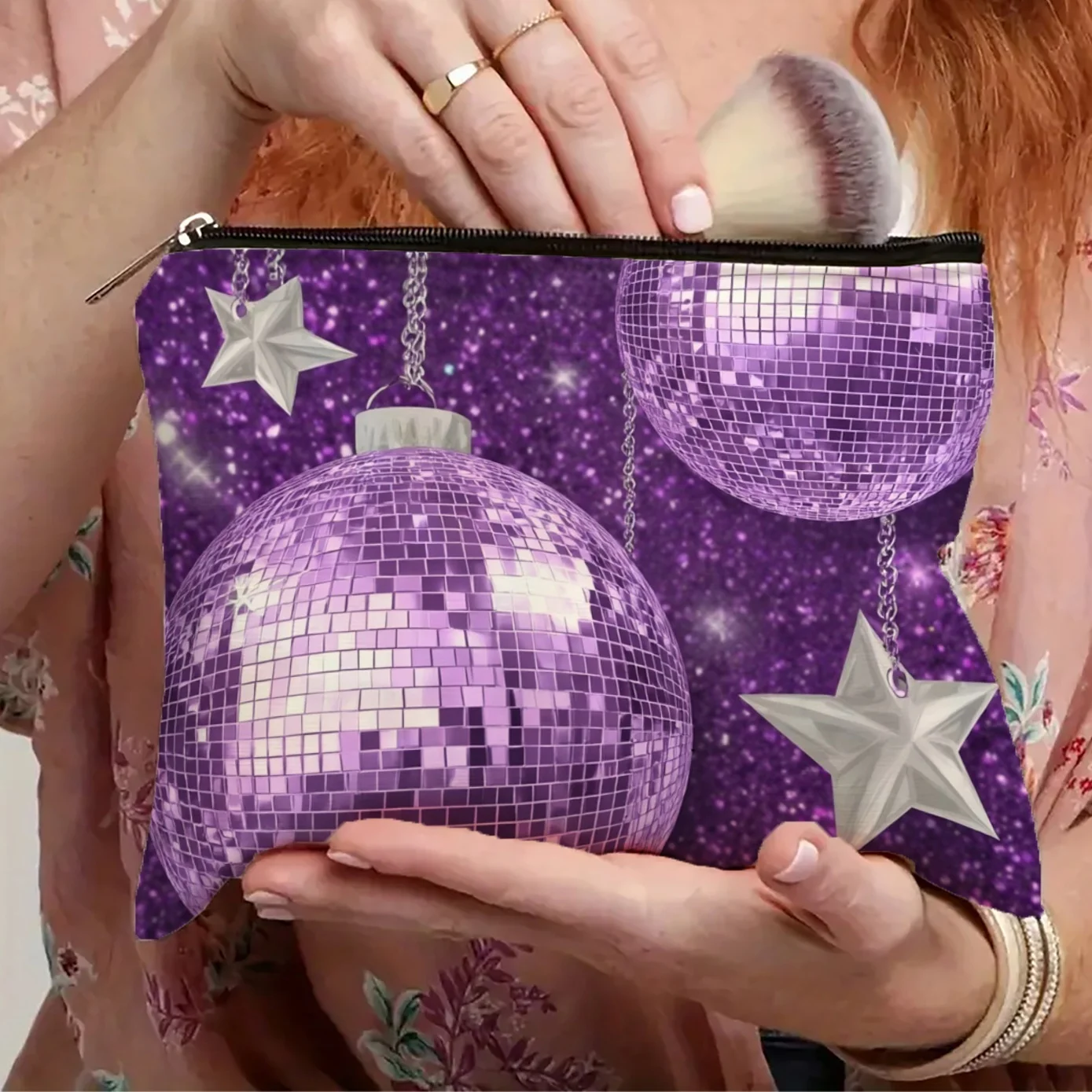 Un sac à cosmétiques sphérique violet - pochette multifonctionnelle à fermeture éclair, sac de rangement de bijoux, petit sac de rangement à fermeture éclair de voyage parfait.