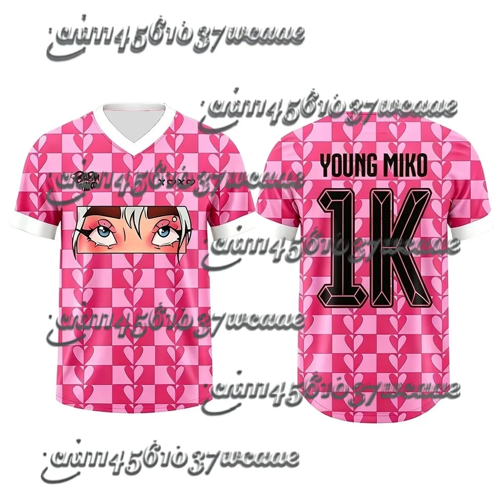 Camiseta de verano de manga corta con cuello en V Young Miko Late Checkout, diseño holgado, camisetas gráficas para hombre, camisetas a juego para la familia