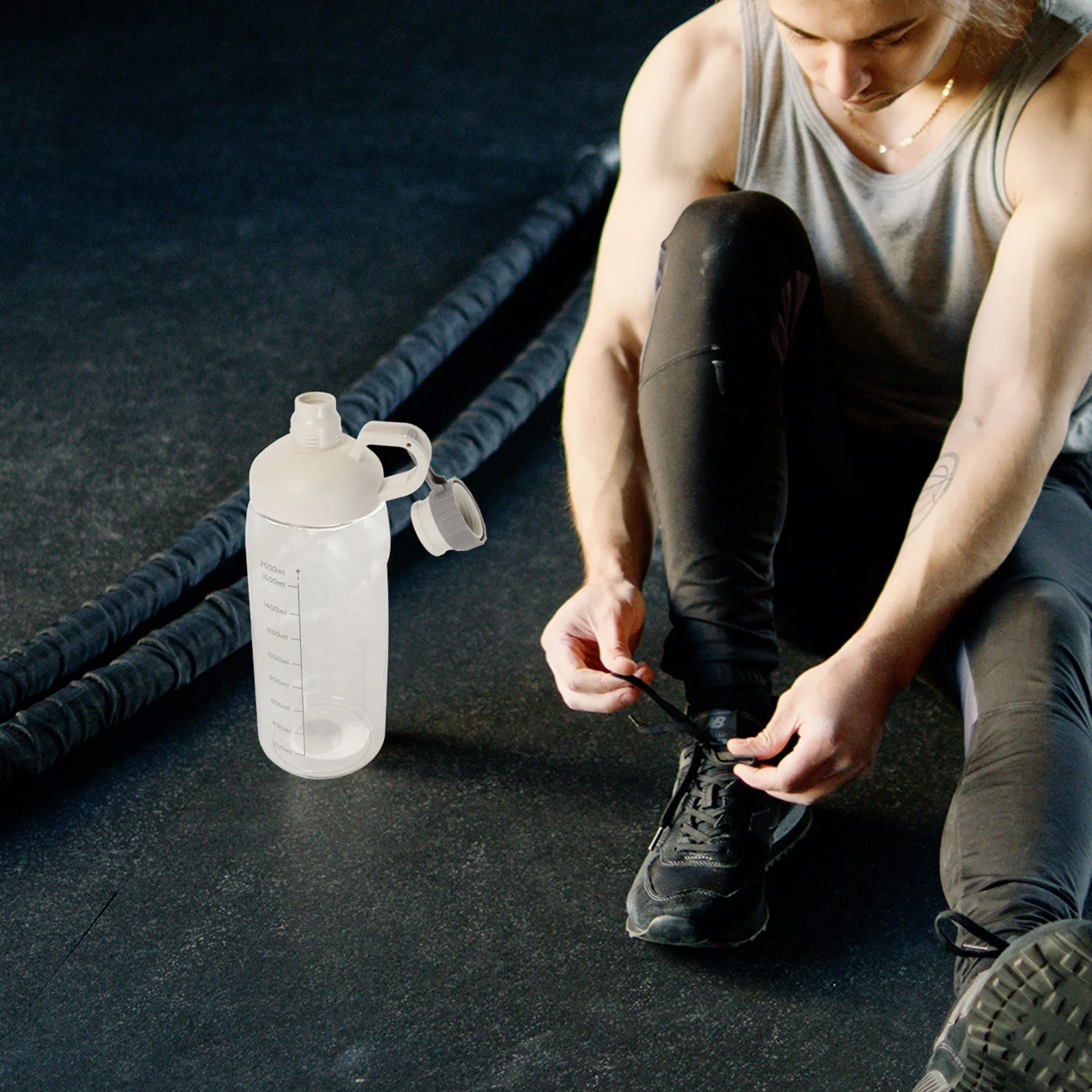 1 قطعة زجاجة مياه رياضية خارجية 2000 مللي سعة كبيرة إبريق اللياقة البدنية المحمولة مع مقياس القياس للشرب في صالة الألعاب الرياضية المدرسية #3