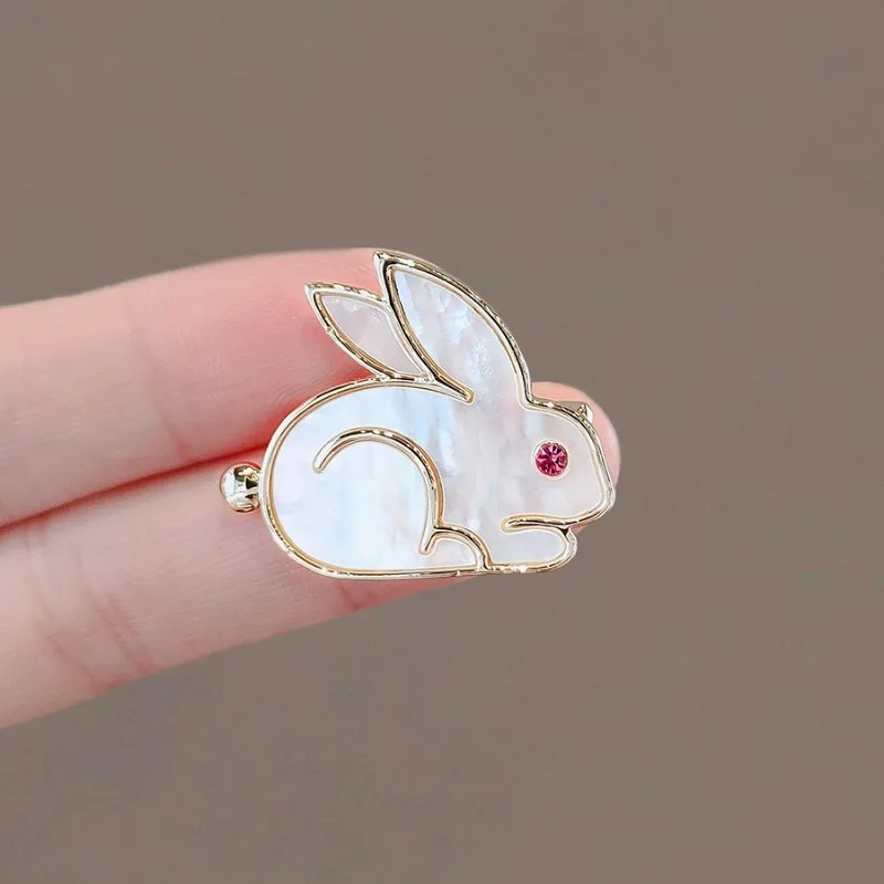 Fashion Cute Red Eyes White Rabbit Mother of Pearl Brooch for Girl Women Fashion Sweet Corsage Clothing Party Accessories