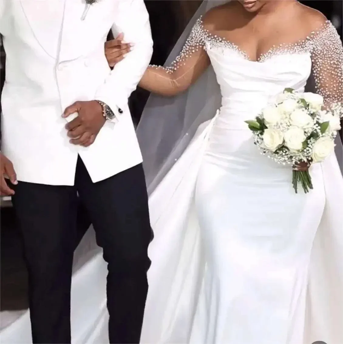 カスタマイズされた人気のアフリカのウェディングドレス、取り外し可能なトレーン、シアーネック、ロングスリーブ、ビーズ、サテン、花嫁衣装、ベスティドス・デ・ノビア