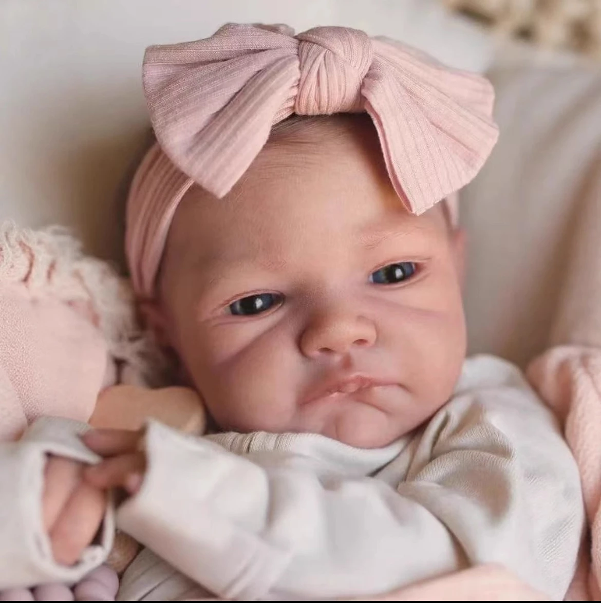 19-calowa lalka Reborn Awake August, realistyczny rozmiar noworodka, tekstura skóry 3D z widocznymi żyłkami, ręcznie robiona lalka kolekcjonerska.