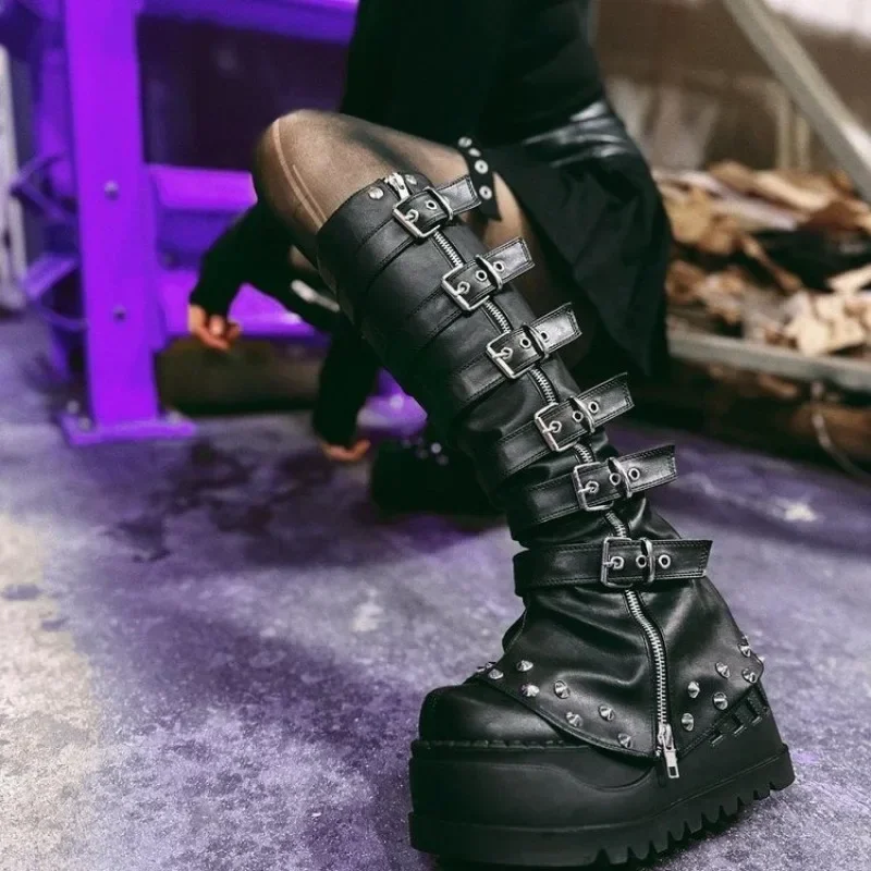 Schwarze Plateauschuhe, lange Stiefel, lange Stiefel im Damenstil mit Metallgürtel