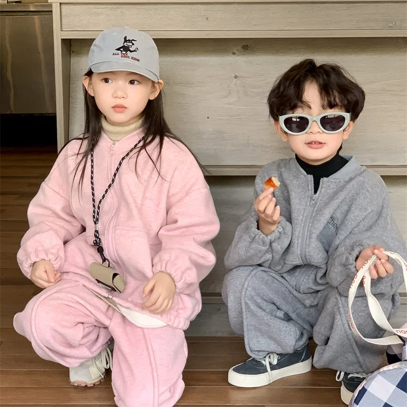 

Korean version boys and girls' set 2023 winter new children's plush warm and fashionable sports casual pants two-piece set