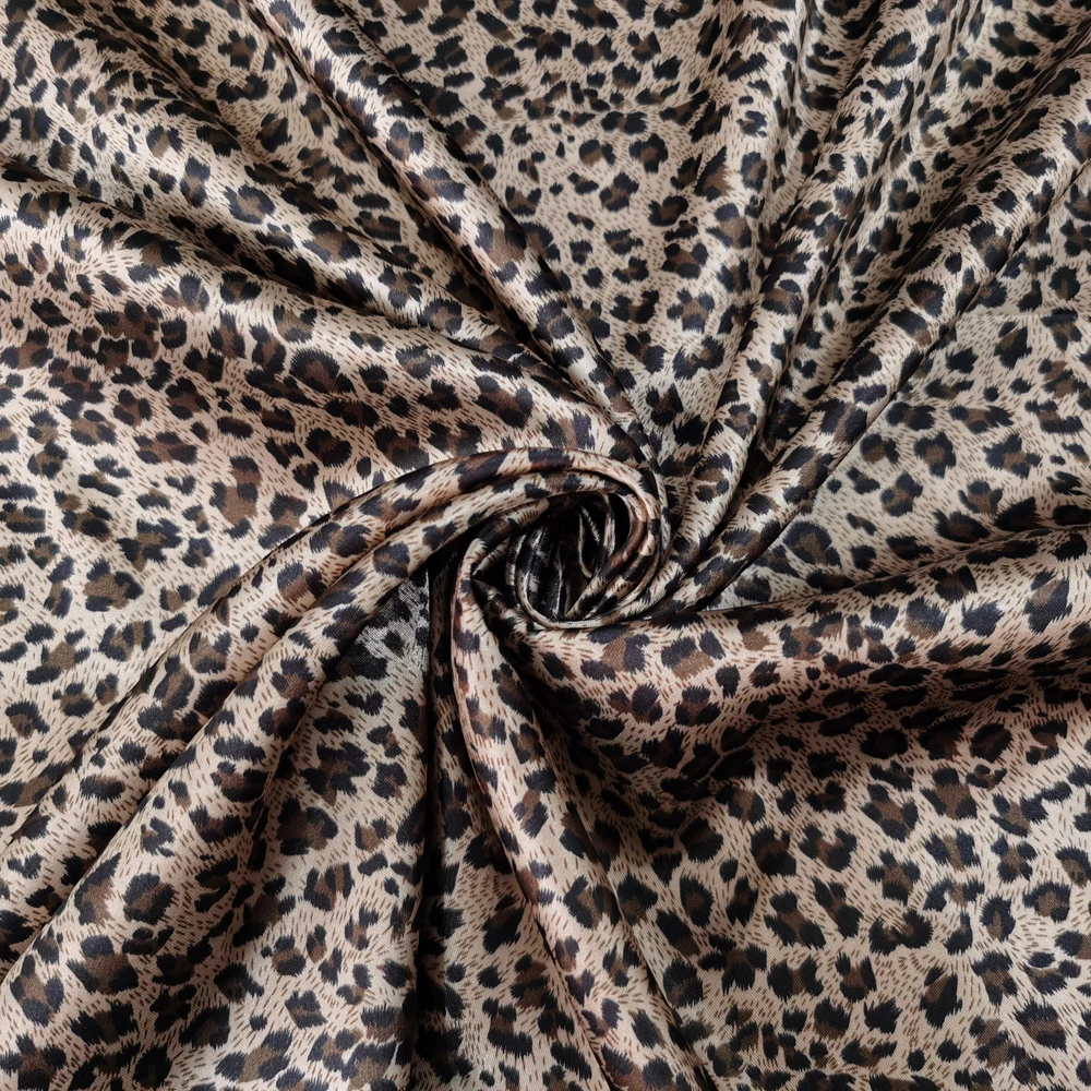 1 Meter x 1,48 Meter Afrika-Leopardenmuster Satinstoff für Schals, Kleider, Pyjamas und Futter – Detail 9