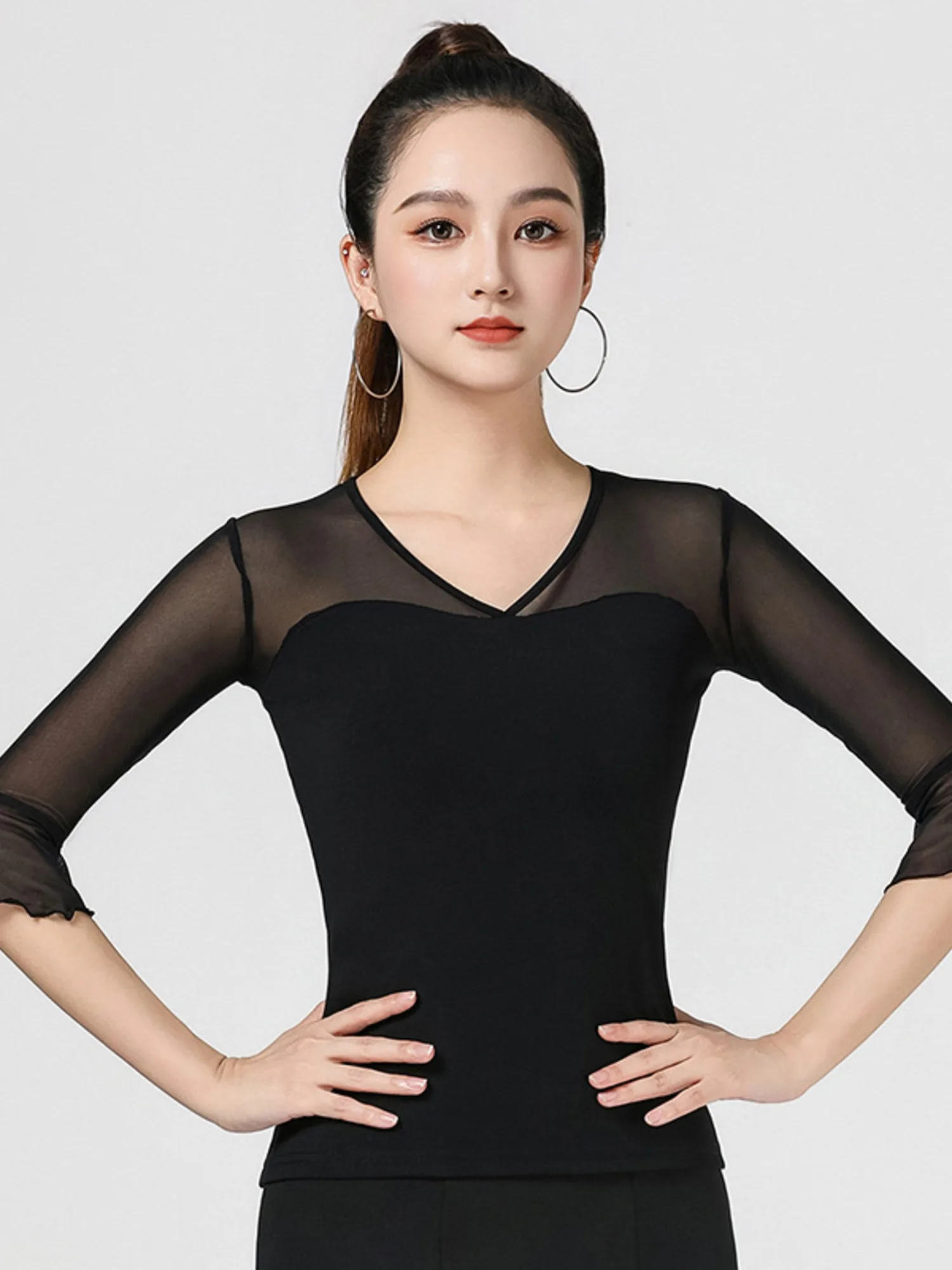 قميص رقص لاتيني أنيق بأكمام جرس ورقبة على شكل حرف V بلون سادة وقصة ضيقة للنساء لزي قاعة الرقص وأداء الممارسة